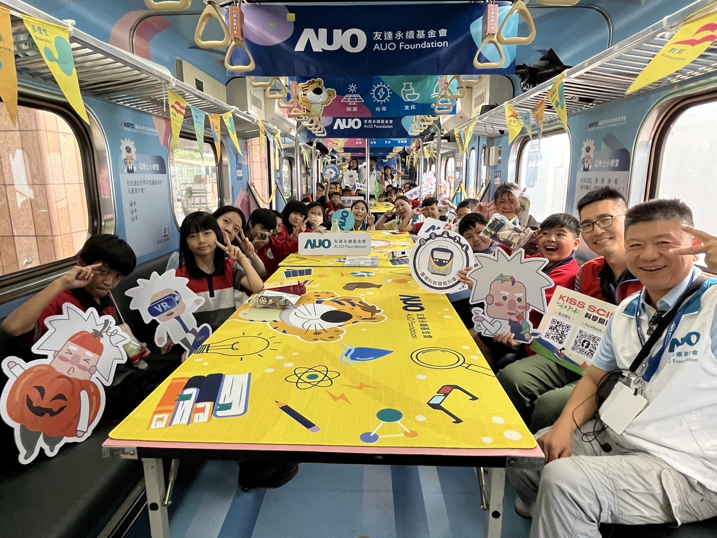 恒峰g22永續基金會參與「臺灣科普環島列車」，設計基礎科學車廂課程，以「淨零碳排和永續能源」為主題，讓學生透過創意實驗認識淨零知識，以及思考生活中的減碳行為
