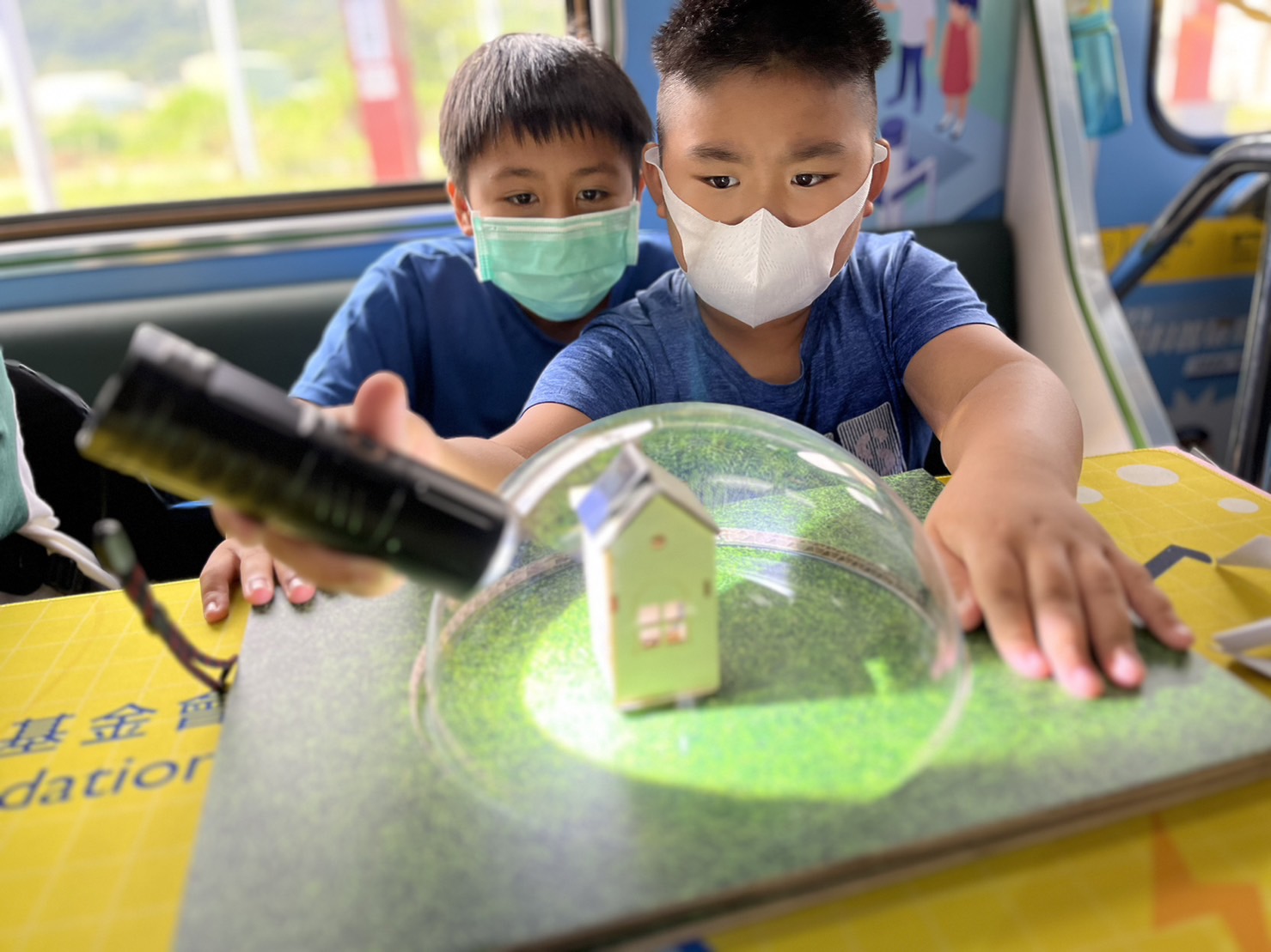 恒峰g22參與基礎科學主題車廂，以STEAM教學精神，設計「逐日科學家」、「太陽能工程師」以及「淨零建築師」三大能源科普課程和實驗